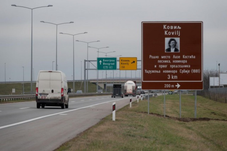Svi putevi vode do Laze Kostića: Table posvećene pesniku postavljene uz auto-put Beograd - Novi Sad (FOTO)