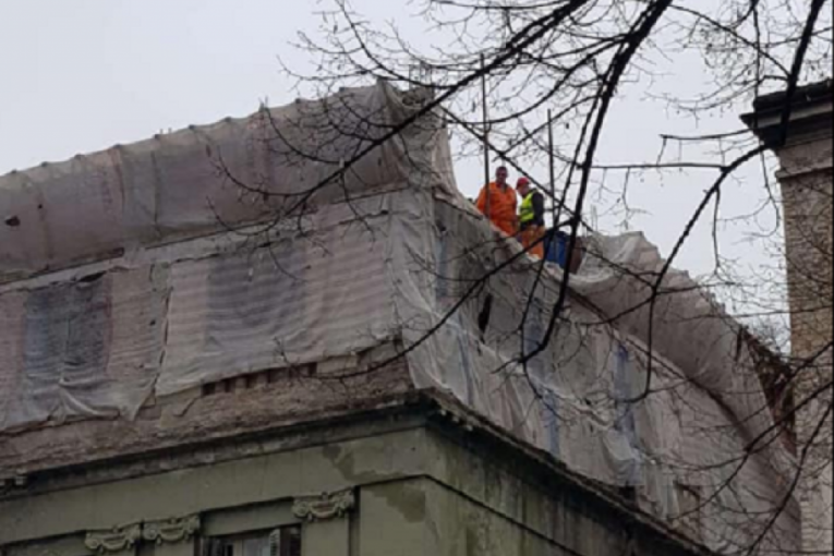 Počelo rušenje nelegalnog objekta u Krunskoj ulici (FOTO)