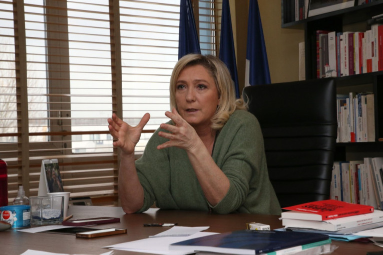 Le Pen pozvala francuske vlasti da koriste rusku i kinesku vakcinu