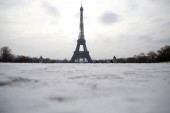 Ledeno nevreme u Francuskoj donelo idilične scene ispred Ajfelovog tornja (FOTO)