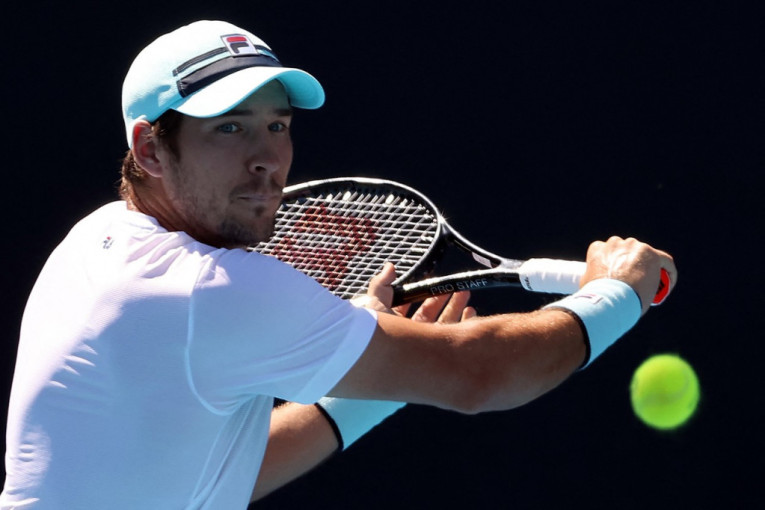 Lajović: Lepim kožu na stopalu i to baš boli