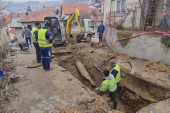 Pukla cev u Užicu: Reka tekla ulicom, bez vode ostalo 30 domaćinstava (VIDEO)