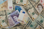 Nada u mir ojačala evro: „Krizna“ valuta dolar malo pala