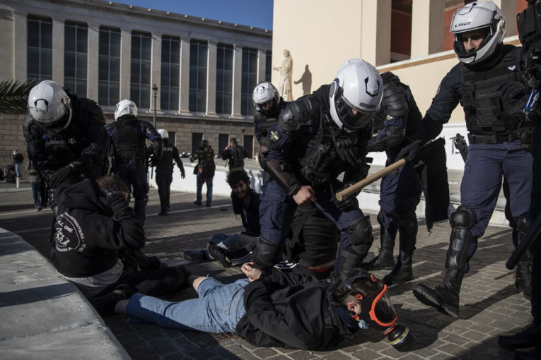 Sukobi policije i građana u Atini: Policija kaže - napadnuti smo, a snimci sa društvenih mreža pokazuju nešto drugo (VIDEO)