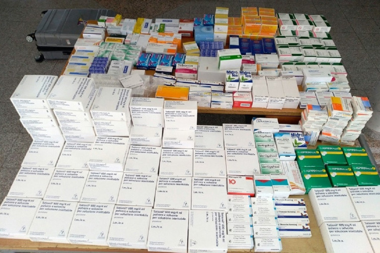 Zaplena "male apoteke" na Gradini: Turci krijumčarili 13.500 doza različitih lekova!