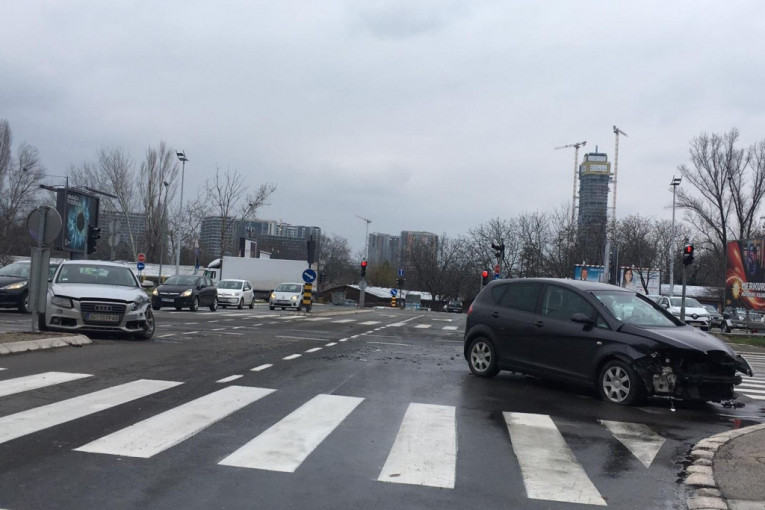 Nezgoda na Novom Beogradu: Sudar dva automobila, oba vozila ostala bez branika (FOTO)