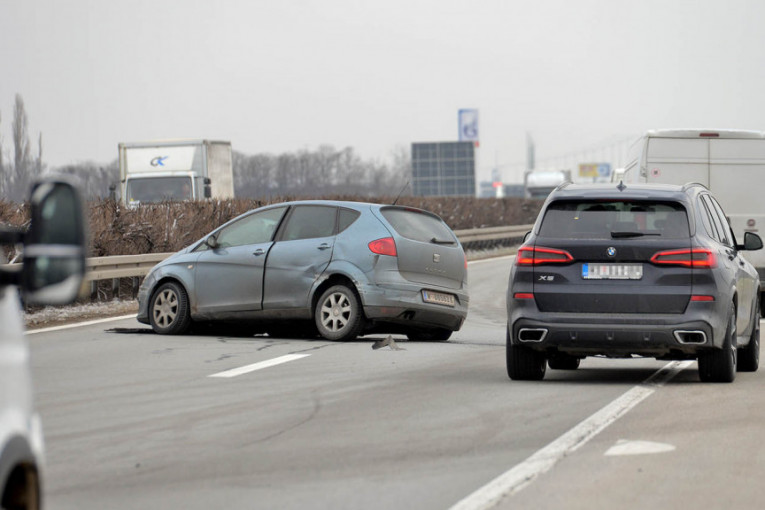 Karambol na auto-putu kod Inđije: Sudarila se dva automobila, oba vozila smrskana!(FOTO)