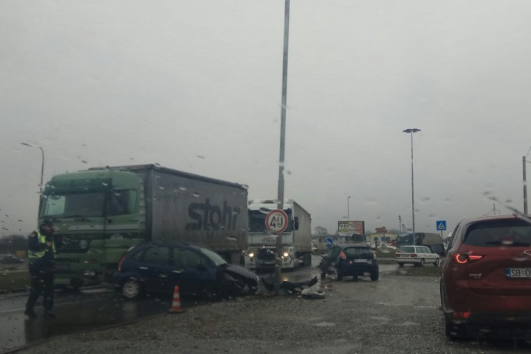 Težak udes na Ibarskoj magistrali: Automobil i kamion se sudarili, saobraćaj ka Kraljevu blokiran (FOTO)