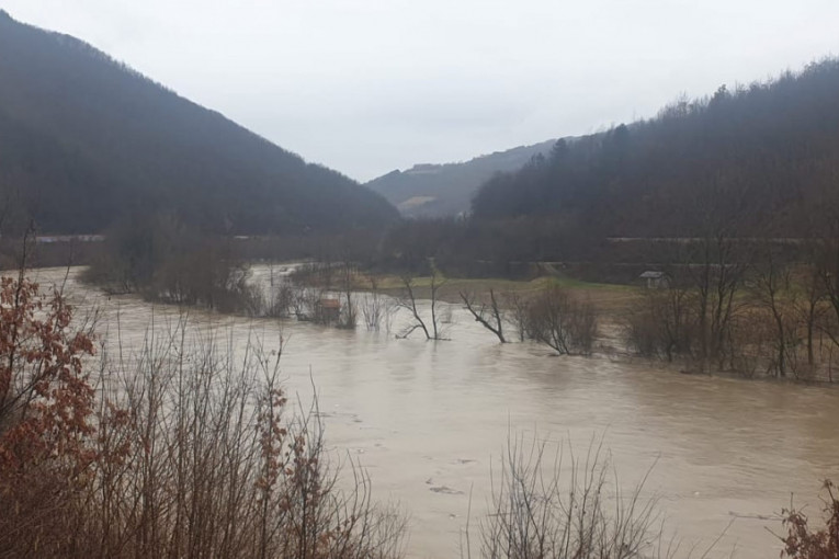 Izlila se reka Lim u Prijepolju: Visok vodostaj do Potpećkog jezera opet donosi smeće (FOTO+VIDEO)