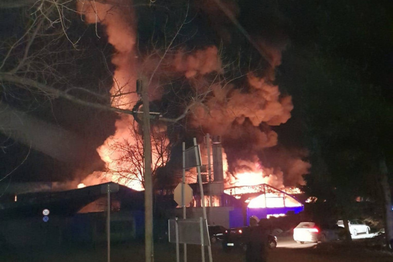 Teška noć u Valjevu: Izgorele dve fabrike, vatrogasci i danas dežuraju (VIDEO)