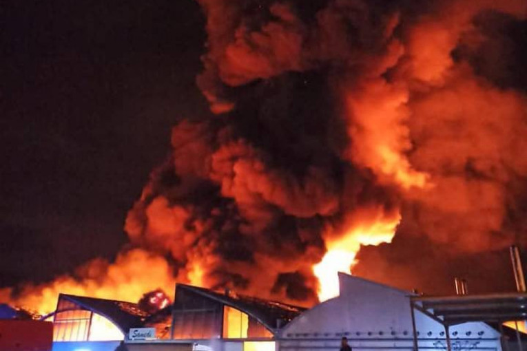 Crveno nebo iznad Valjeva, gori fabrika nameštaja: Čuju se eksplozije, pucaju plinske boce (FOTO+VIDEO)