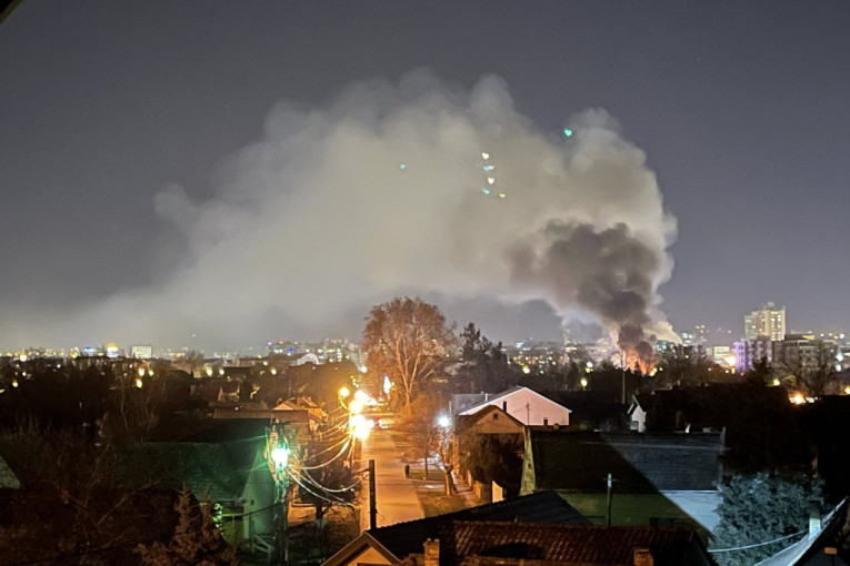 Veliki požar u Novom Sadu: Gore magacini, vatrogasci se bore sa vatrom, građani uplašeni (VIDEO)