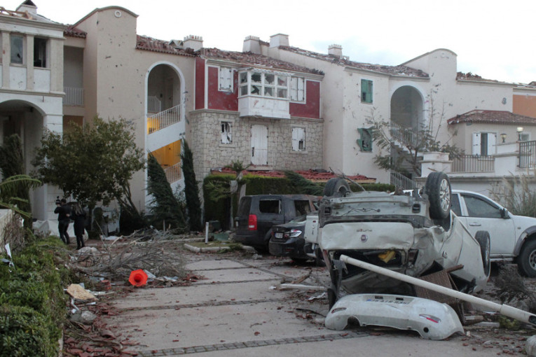 Tornado protutnjao kroz Česme: Uništeni automobli, brodovi! Povređeno 16 ljudi (VIDEO, FOTO)