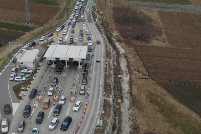 Velike gužve na autoputu Miloš Veliki: "U cilju bržeg prolaska vozila svi naplatni kanali biće u funkciji bez minuta pauze"