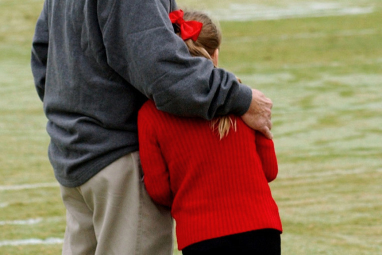 Ko presreće decu po Aranđelovcu?! Muškarac pozvao devojčicu u automobil, ona pobegla