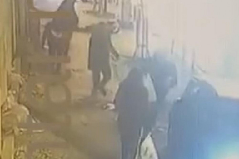 Snimak ubistva u Kragujevcu: Ubica sa fantomkom na glavi pritrčava i overava Nikolu (VIDEO)