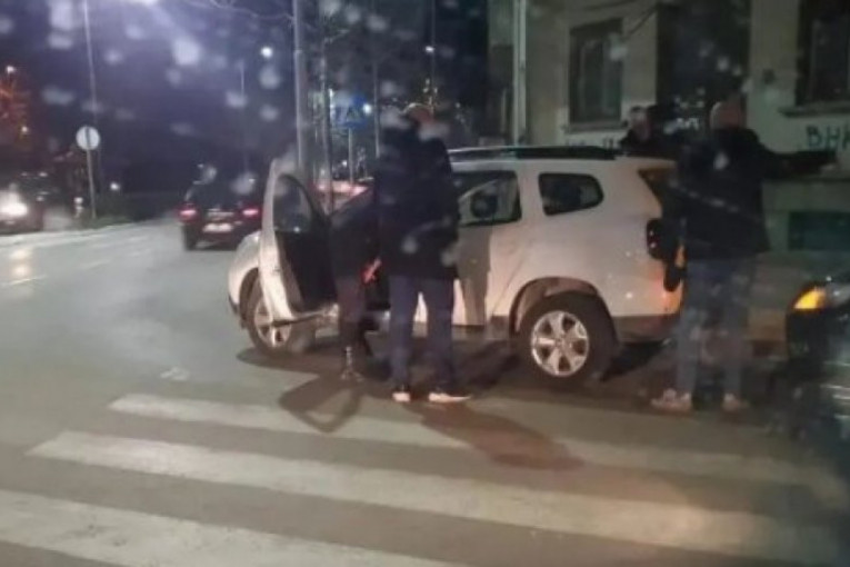 Milova policija nasred ulice maltretira poslanika DF-a, Vladu Mandića i Acu Jokića, samo zato što su Srbi