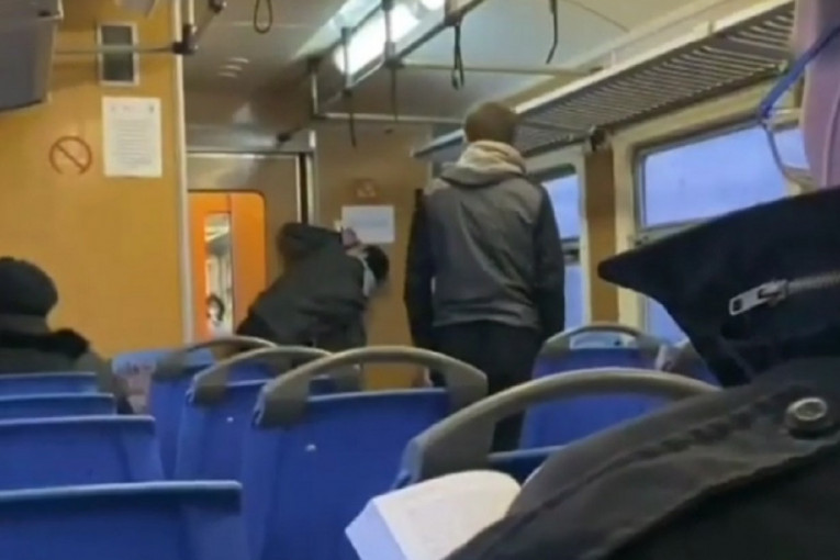 Video iz voza koji je šokirao ceo Beograd: Mladići piju sredstvo za dezinfekciju?! (VIDEO)