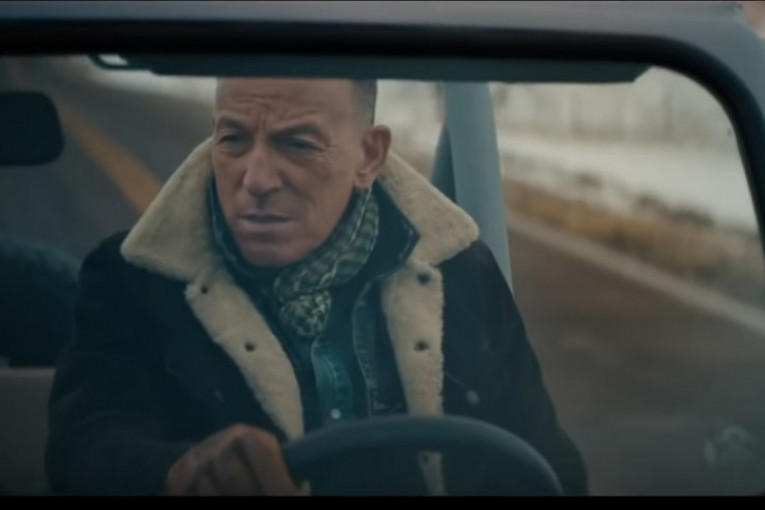 Poznati pevač snimio reklamu za "Jeep" koja se povlači zbog njegovog incidenta (VIDEO)