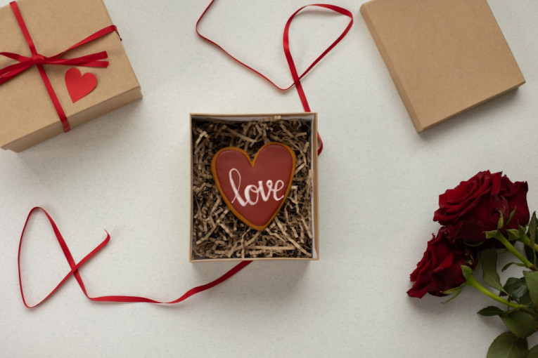 Bračni savetnik napravio listu sedam najgorih poklona za Dan zaljubljenih