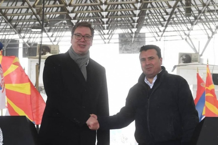 Predsednik predao Zaevu vakcine: "Srećan sam što je Srbija mogla da pomogne našoj braći i prijateljima" (FOTO)