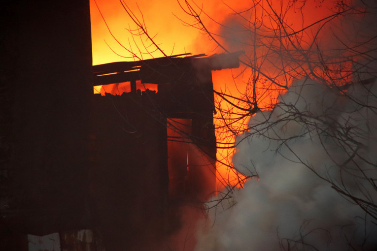 Veliki požar u fabrici protivgradnih mreža: Crni dim se nadvio nad Rumom