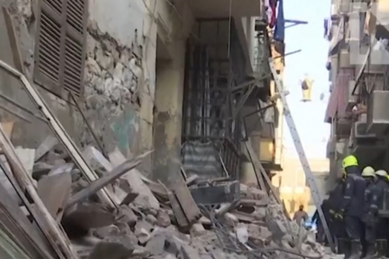 Čudo u Egiptu: Beba pronađena živa ispod ruševina zgrade, roditelji stradali (VIDEO)