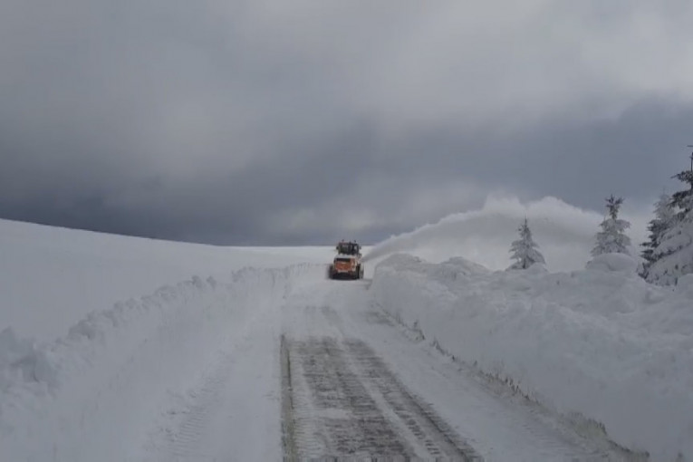 Uvodi se vanredna situacija: Žitelji Crne Trave ugroženi, vojska pomaže u čišćenju snega