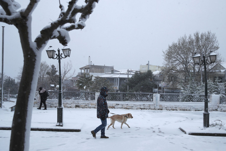 Grčka zaleđena: Sa plus 20 temperatura pala na minus 20 stepeni! (FOTO, VIDEO)