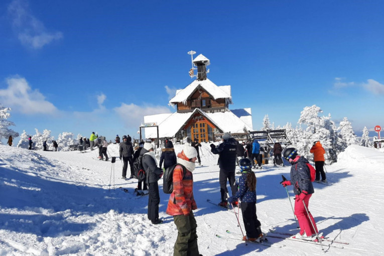 Istraživali smo: Snega na planinama ima, da li će ovog puta biti navala turista ili nas očekuje pravi korona vikend na srpskim skijalištima?