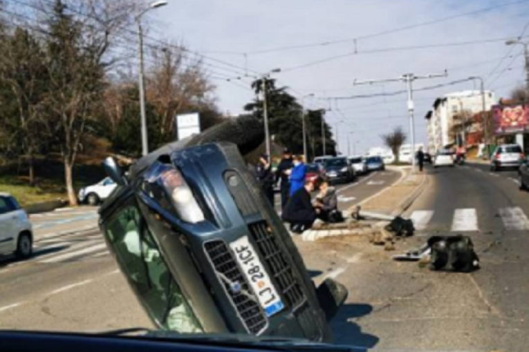 Težak udes na Vračaru: Automobil se prevrnuo nasred ulice, jedna osoba prevezena u Urgentni (FOTO)