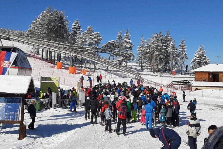 Srpska planina "puna kao oko": Na Torniku dnevno skija oko 2.000 turista (FOTO)
