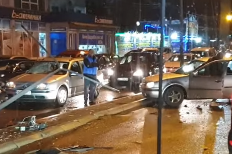Karambol u Beogradu: Sudarili se autobus i četiri automobila (VIDEO)