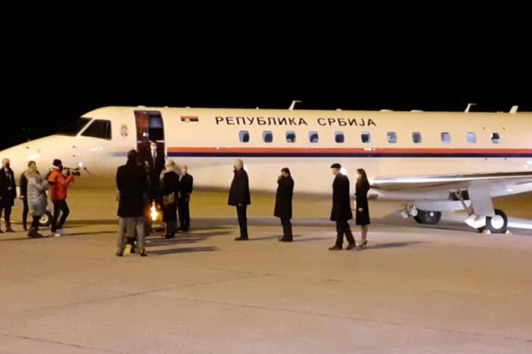 Stigle vakcine iz Srbije:  Avion sa 2.000 doza sleteo u Podgoricu (VIDEO)