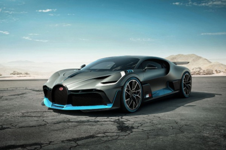 „Bugatti Divo“ iz prve ruke: Jedan od najegzotičnijih automobila na planeti prva provozala jutjuberka Supercar Blondie (VIDEO)