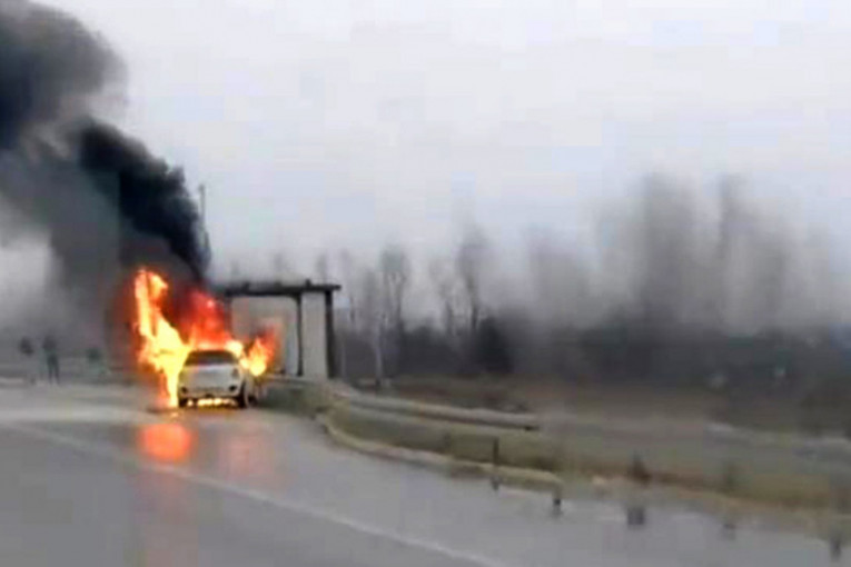 Automobil goreo, muškarac poginuo: Nesreća na putu Novi Sad - Subotica