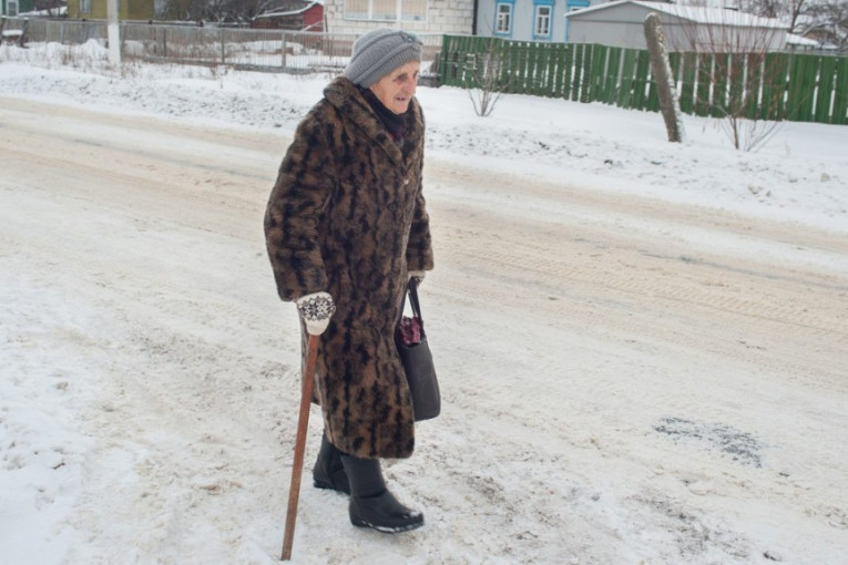Štapom protiv snega i korone: Starica (90) pešačila devet kilometara po snegu samo da bi primila vakcinu