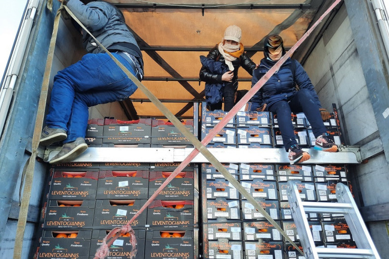 Slepi putnici u kamionu na Horgošu: Među pomorandžama i mandarinama pronađeno 12 migranata!