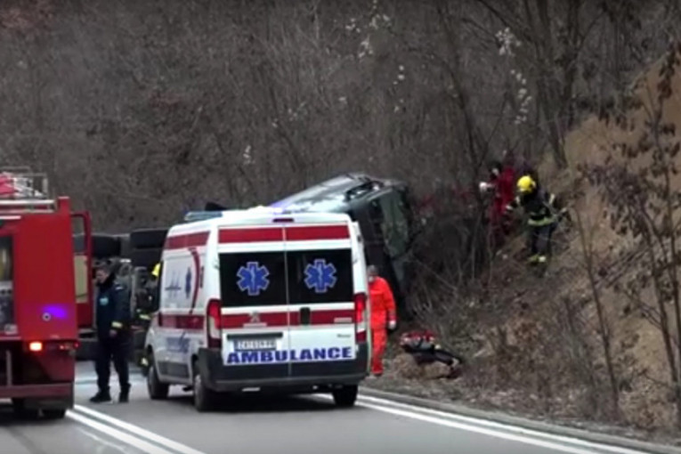 Prevrnula se cisterna na putu Zaječar - Paraćin, vatrogasci izvlače vozača(VIDEO)
