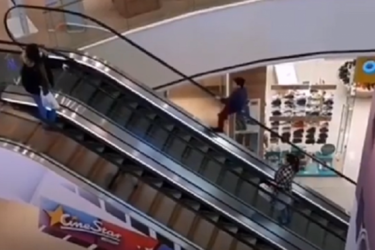 Prizor uznemirio posetioce beogradskog tržnog centra: Dečak sedi na rukohvatu pokretnih stepenica (VIDEO)