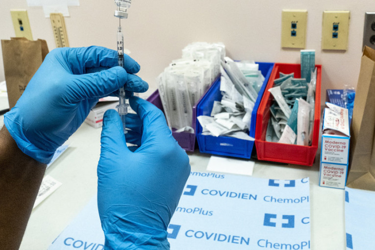 Spremne na sve: Dve "bakice" došle po drugu dozu vakcine, a onda su zaposleni primetili nešto čudno