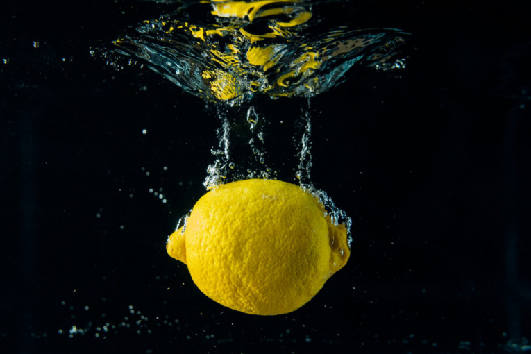 Kako da iscedite sok iz limuna do poslednje kapi uz pomoć jednog štapića? Evo trika (VIDEO)