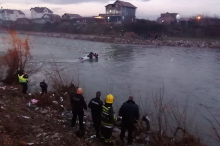 Prvi snimci dramatičnog spasavanja: Vozač BMW sleteo u Nišavu, dovikuje da ne zna da pliva (VIDEO)
