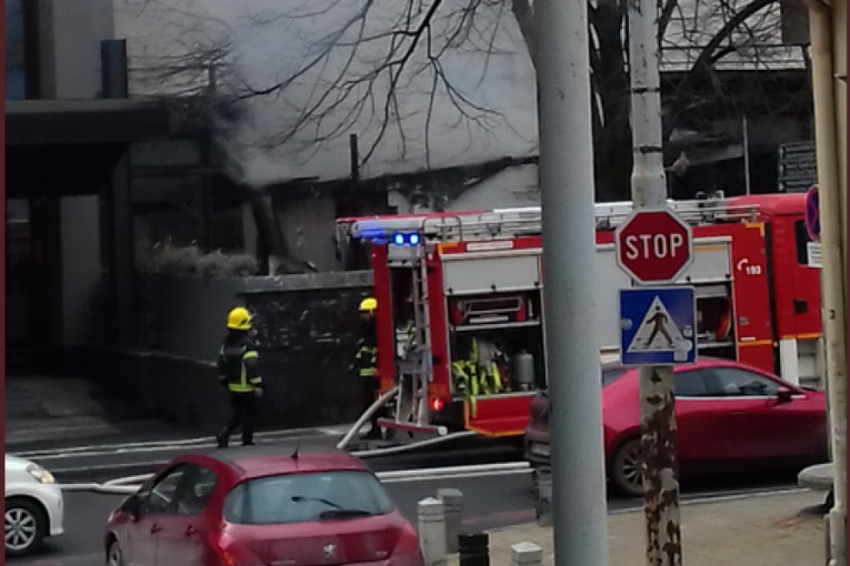 Požar u centru Beograda: Gori objekat u Uzun Mirkovoj, vatrogasci na terenu (FOTO)