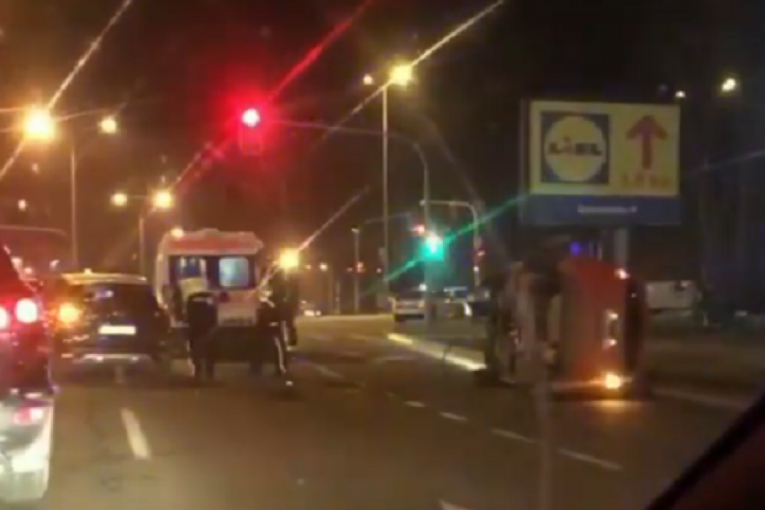 Sudar dva automobila na Novom Beogradu: Jedan završio prevrnut na stranu, mladića izvlačili iz vozila (FOTO)
