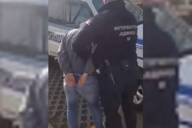 Akcija policije na Voždovcu: Uhapšen sa paketima droge (VIDEO)