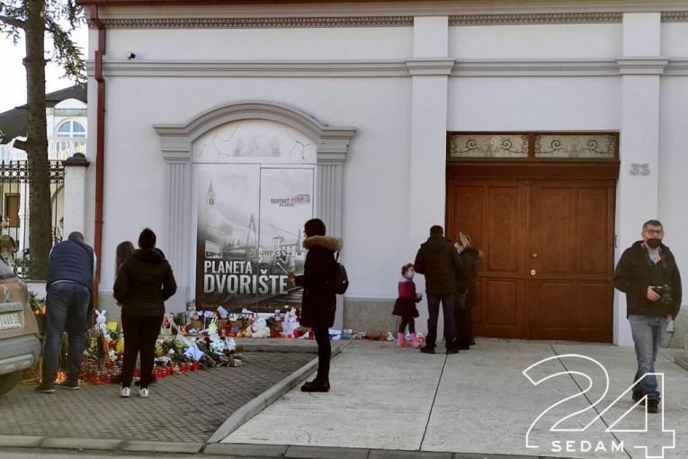 Tuga ispred porodičnog doma Balaševića: Sugrađani u tišini pale sveće, ostavljaju cveće i plišane igračke kod vrata (FOTO, VIDEO)