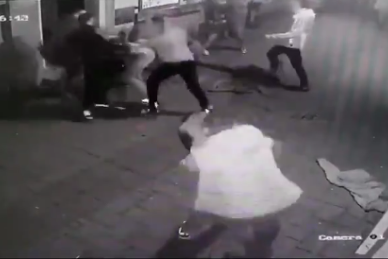 Snimak brutalne tuče u Novom Sadu: Ne zna se ko koga udara, povređenom gazili po glavi! (VIDEO)