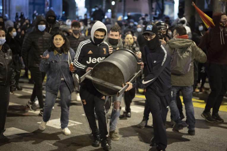 Ključa u Barseloni: Gnevna masa zasula policiju kamenicama, kantama (VIDEO, FOTO)