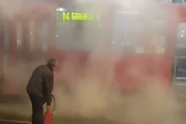 Zapalio se tramvaj na Slaviji: Putnici odmah izleteli iz vozila (FOTO)